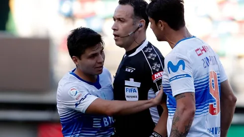 Jugadores de la UC y Ángelo Hermosilla en el polémico partido contra Audax Italiano.