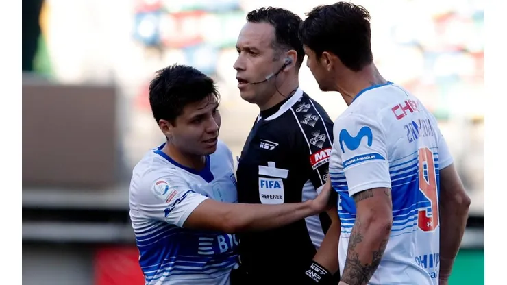 Jugadores de la UC y Ángelo Hermosilla en el polémico partido contra Audax Italiano.
