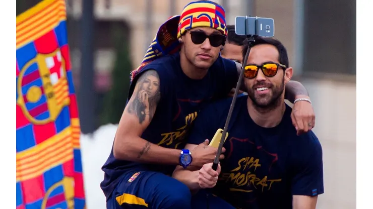 Neymar y Claudio Bravo comparten la celebración del título de La Liga de España con Barcelona en 2016