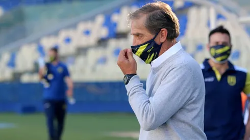 Eduardo Acevedo renunció en vivo tras el empate con Everton