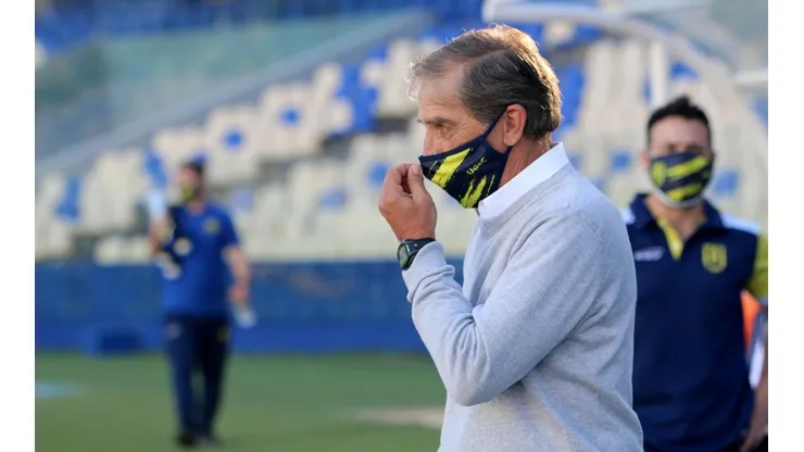 Eduardo Acevedo renunció en vivo tras el empate con Everton