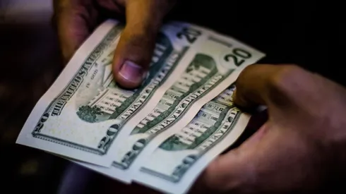 Nuevamente baja el precio del dólar en Chile