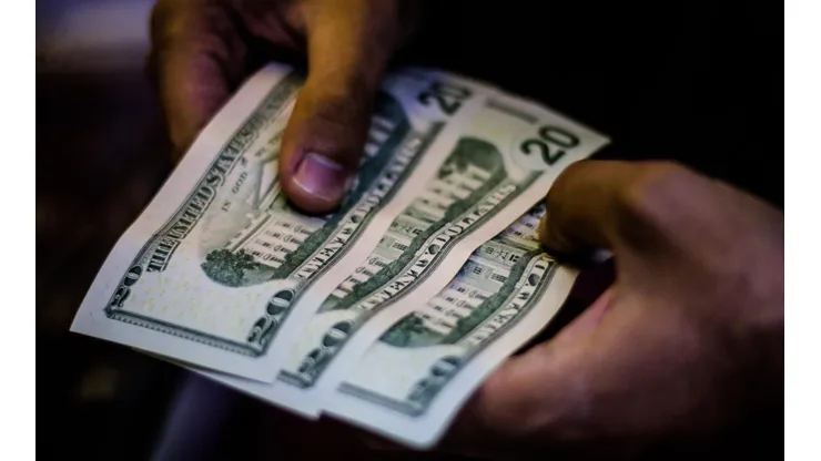 Nuevamente baja el precio del dólar en Chile