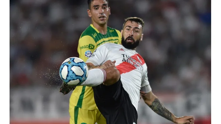Lucas Pratto ante Defensa y Justicia
