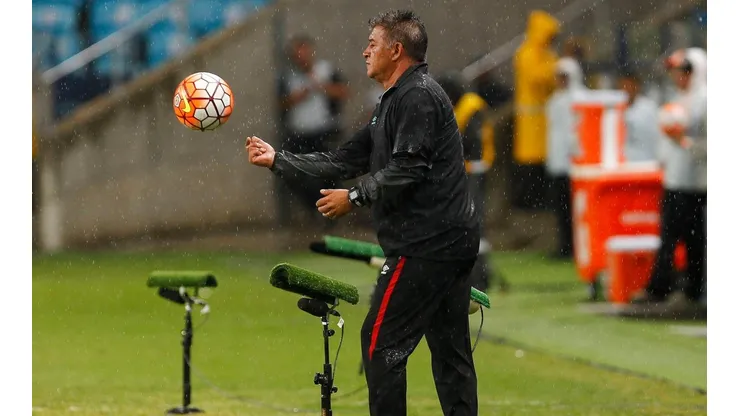 Claudio Borghi en la banca de LDU