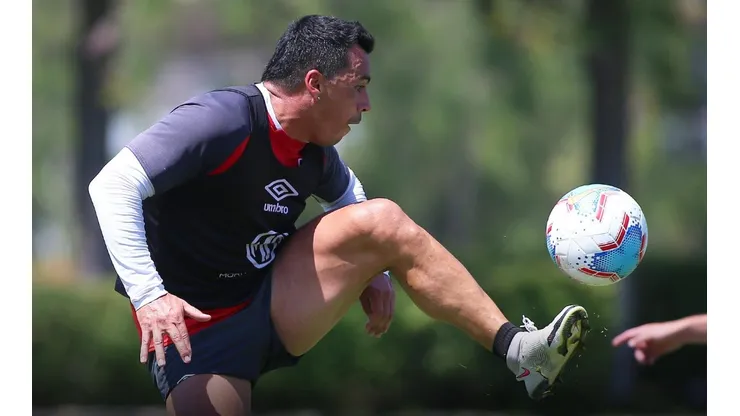 Esteban Paredes entrena a la par en Colo Colo.