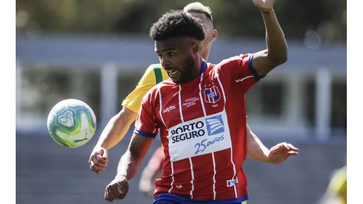 El jugador de 27 años murió tras caer a un lago en Uruguay.