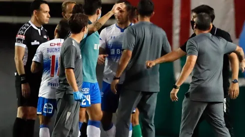 Juan Tagle lanza dardos contra el árbitro de Audax-Católica.