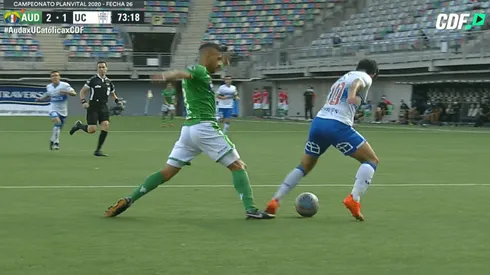 Edson Puch siente el golpe de Manuel Fernández y cae en el área. El árbitro dijo que no era penal