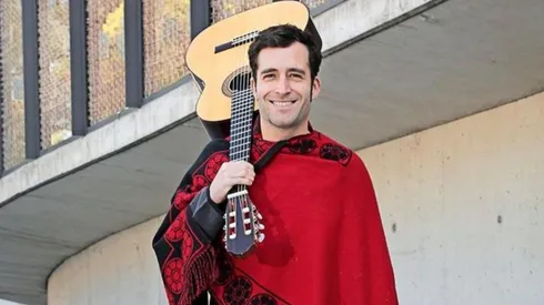 El actor hizo su debut oficial en la televisión en la teleserie "Tentación" de Canal 13 en 2004.