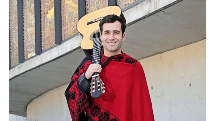 El actor hizo su debut oficial en la televisión en la teleserie "Tentación" de Canal 13 en 2004.