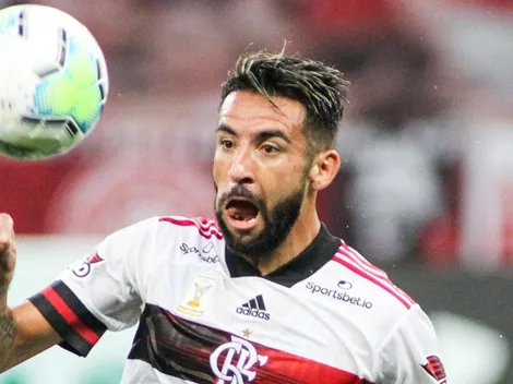 Isla fue amonestado y lo sacaron en opaco empate de Flamengo