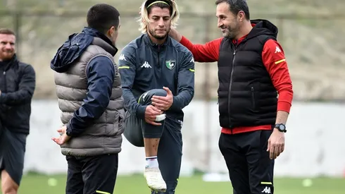 Angelo Sagal recibe el cariño de su técnico, Yalcin Kosukavak. El chileno se impone en Turquía