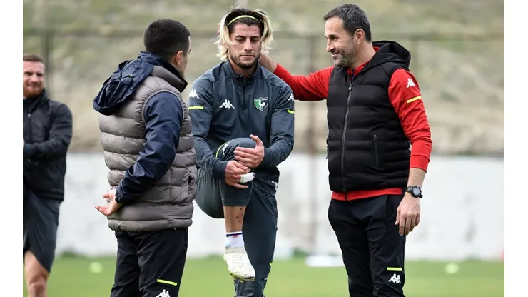 Angelo Sagal recibe el cariño de su técnico, Yalcin Kosukavak. El chileno se impone en Turquía