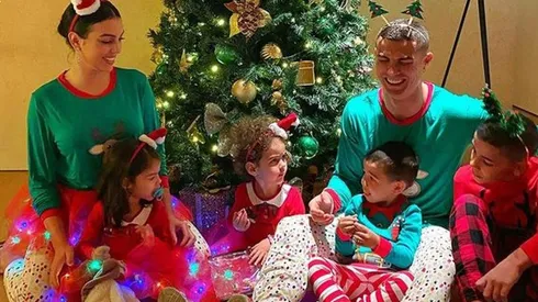 El navideño Cristiano Ronaldo y su familia posaron frente al arbolito.