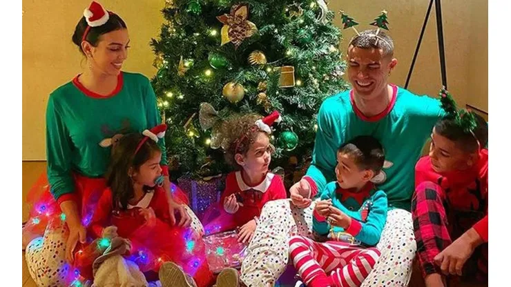 El navideño Cristiano Ronaldo y su familia posaron frente al arbolito.
