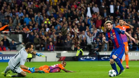 Bravo recibió un notable pack Budweiser gracias a los goles de su ex compañero del Barcelona.