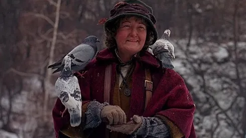 Brenda Fricker como la "Dama de las Palomas" en "Mi Pobre Angelito 2".