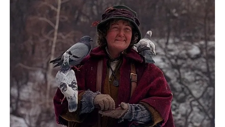 Brenda Fricker como la "Dama de las Palomas" en "Mi Pobre Angelito 2".