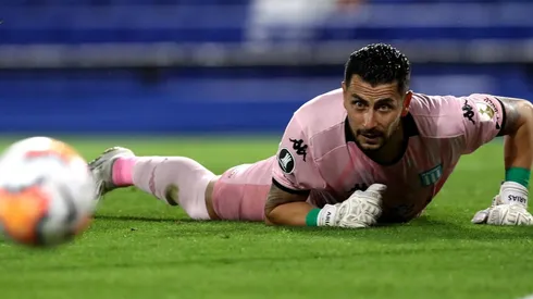 El chileno se llenó de alabanzas en la prensa trsandina.