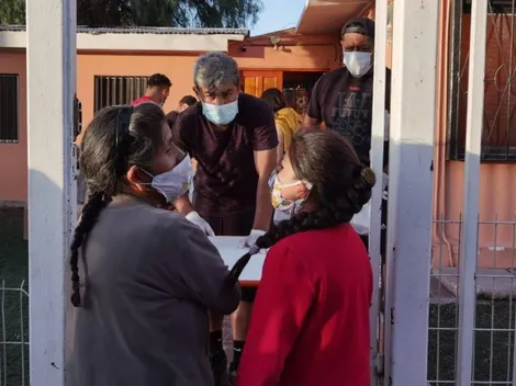 Jugadores de Cobreloa reparten cenas navideñas en Calama