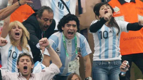 Diego Maradona junto a Claudia Villafañe viendo un partido de Argentina