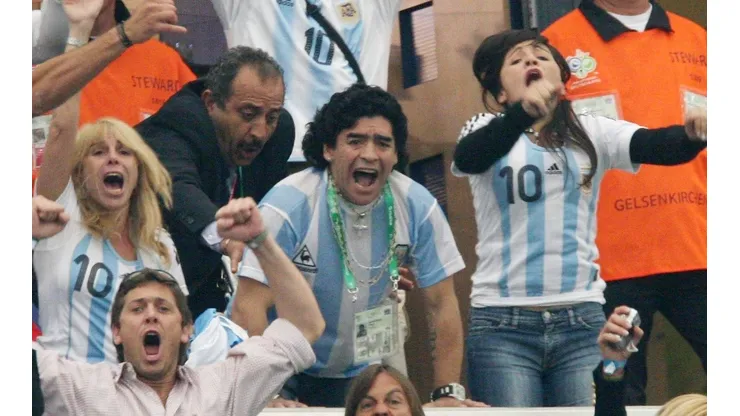 Diego Maradona junto a Claudia Villafañe viendo un partido de Argentina