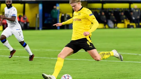 Erling Haaland rematando a portería