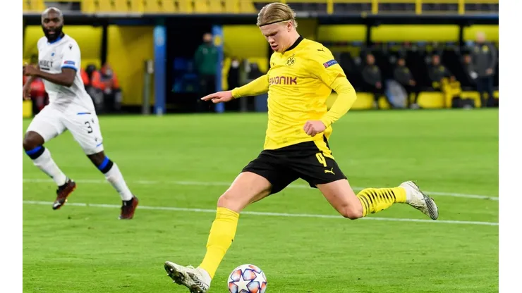 Erling Haaland rematando a portería