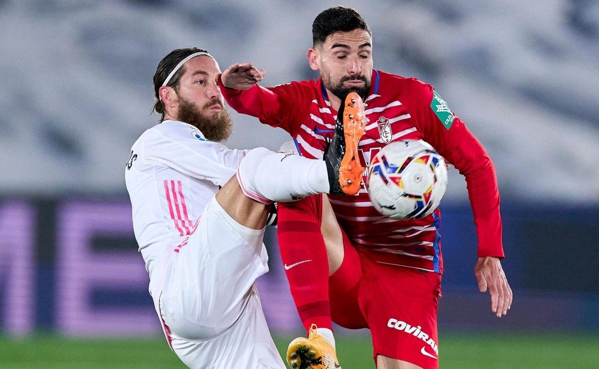 Real Madrid vence con polémica del VAR al Granada y comparte el ...