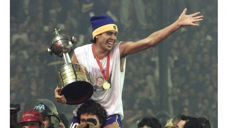 Juan Román Riquelme levanta la Copa Libertadores