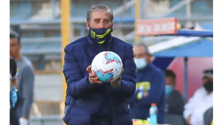 El uruguayo Eduardo Acevedo criticó duramente las diferencias de calendario en el Campeonato Nacional