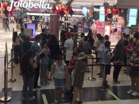 Santiaguinos aglomeran centros comerciales en Fase 2