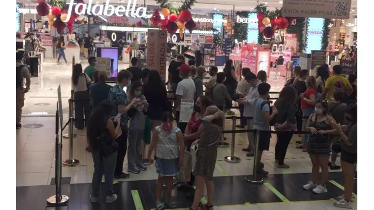 Santiaguinos repletaron los centros comerciales