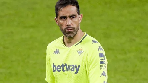 Claudio Bravo y su ácido reclamo en la derrota del Real Betis contra Granada.