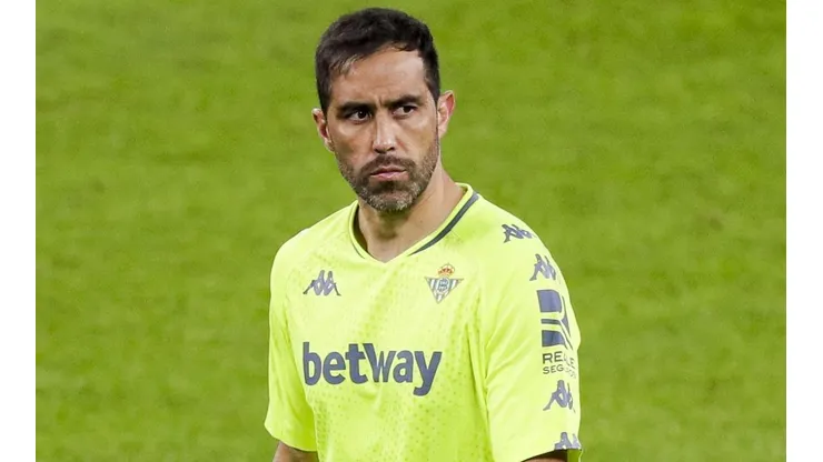 Claudio Bravo y su ácido reclamo en la derrota del Real Betis contra Granada.