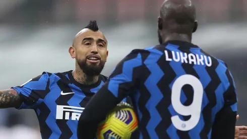 Arturo Vidal festeja en el triunfo de Inter contra Spezia: Inter y Milan pelean la punta de la Serie A.