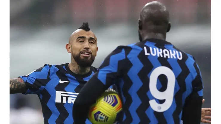Arturo Vidal festeja en el triunfo de Inter contra Spezia: Inter y Milan pelean la punta de la Serie A.