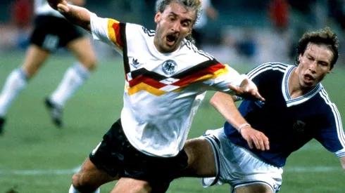 Roberto Sensini ante Rudi Völler en la final del Mundial 1990