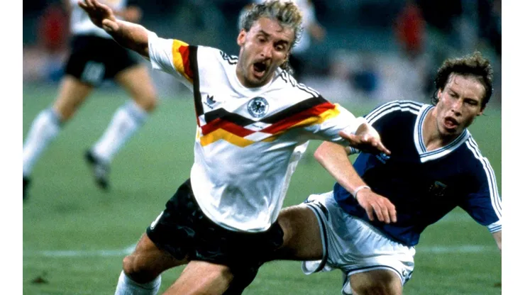 Roberto Sensini ante Rudi Völler en la final del Mundial 1990
