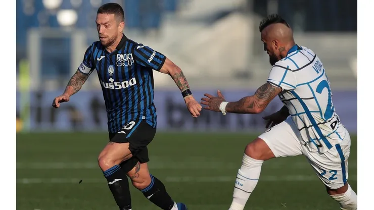 Arturo Vidal marca al Papu Gómez