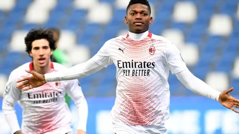 Rafael Leao festeja su gol que entra en la historia del fútbol italiano