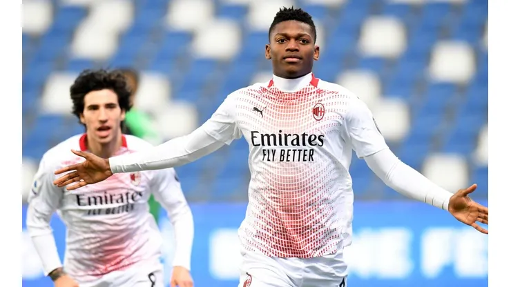 Rafael Leao festeja su gol que entra en la historia del fútbol italiano