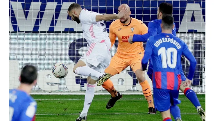 Benzema marcó el primer gol de Real Madrid en la victoria contra Eibar.