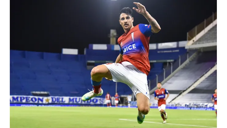 Fernando Zampedri festeja en Liniers ante Vélez