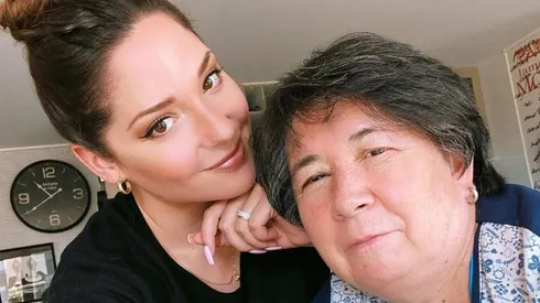 Kel Calderó junto a su amada asesora del hogar, Nancy Huenupe.