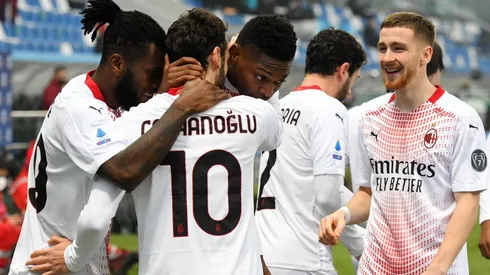 Rafael Leao es abrazado por todos su compañeros