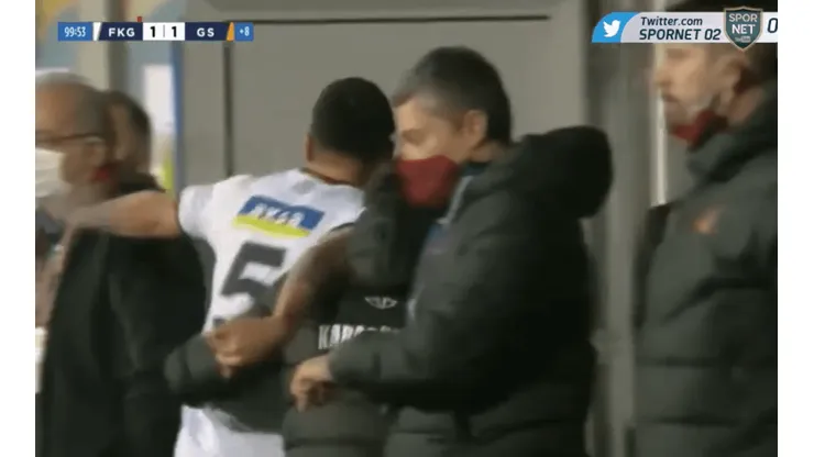La furia de Enzo Roco en Turquía: se fue expulsado y peteó una puerta.