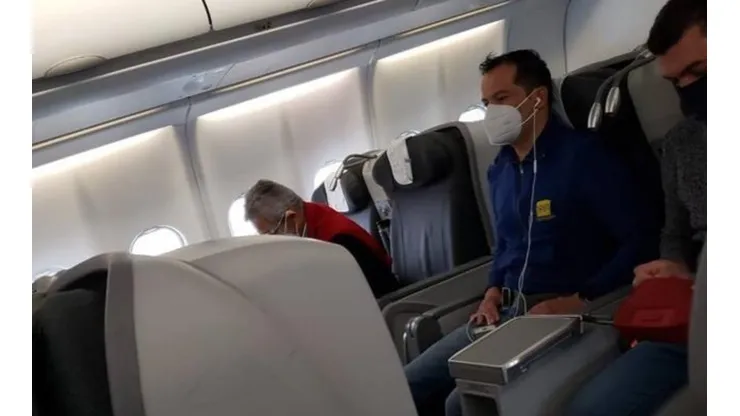 Reinaldo Rueda tomó el avión que lo lleva Colombia... y la selección de colombiana.