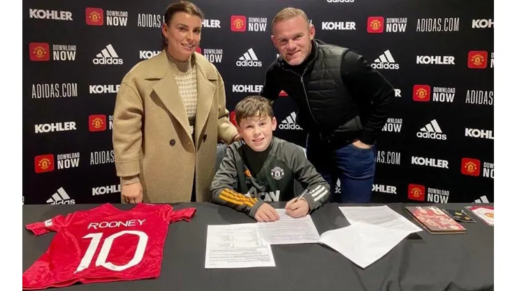 El apellido Rooney seguirá rondando los pasillos de Old Trafford.
